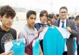 Nizip’teki kampta Suriyeli gençlere spor malzemesi dağıtıldı