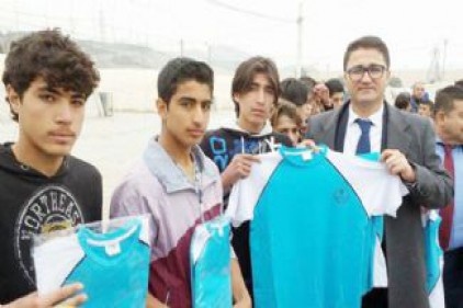Nizip&#8217;teki kampta Suriyeli gençlere spor malzemesi dağıtıldı
