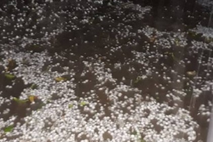 Nohut büyüklüğünde dolu yağdı
