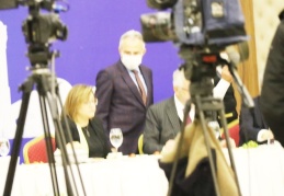 Numan Kurtulmuş’la konuştu, Fatma Şahin’e bakış atıp, gitti