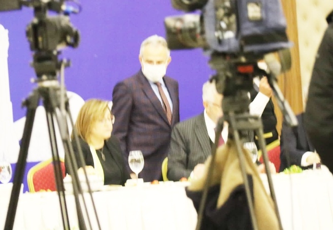 Numan Kurtulmuş’la konuştu, Fatma Şahin’e bakış atıp, gitti