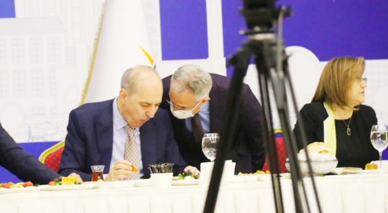 Numan Kurtulmuş’la konuştu, Fatma Şahin’e bakış atıp, gitti