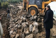 Nurdağı ilçesi Başpınar Mahallesi’nde yol kenarları taş duvarla örülüyor