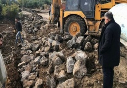 Nurdağı ilçesi Başpınar Mahallesi’nde yol kenarları taş duvarla örülüyor
