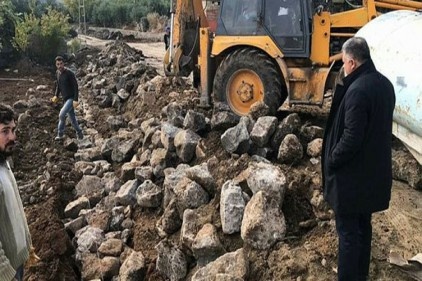 Nurdağı ilçesi Başpınar Mahallesi&#8217;nde yol kenarları taş duvarla örülüyor
