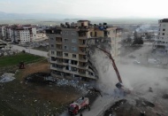 Nurdağı ilçesinde ağır hasarlı binaların yıkımı aralıksız sürüyor