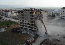 Nurdağı ilçesinde ağır hasarlı binaların yıkımı aralıksız sürüyor