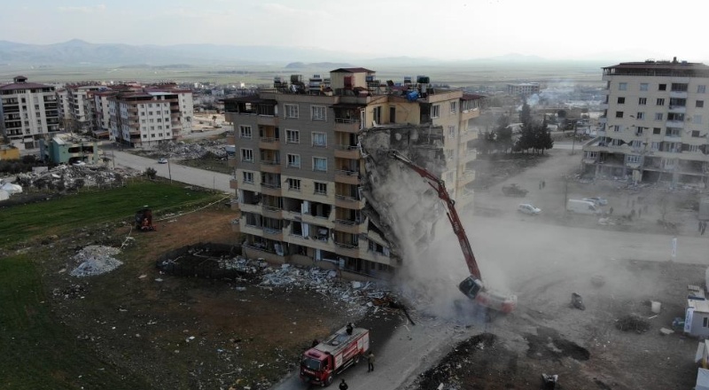 Nurdağı ilçesinde ağır hasarlı binaların yıkımı aralıksız sürüyor