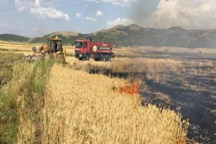 Nurdağı ilçesinde tarım arazisinde çıkan yangın büyük korkuya neden oldu