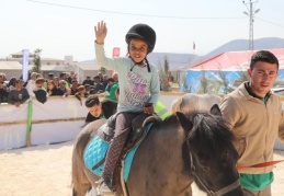 Nurdağı’ndaki depremzede çocuklar atla terapi ediliyor