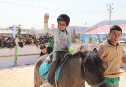Nurdağı’ndaki depremzede çocuklar atla terapi ediliyor