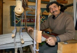 O resimleri iplikle dokuyor