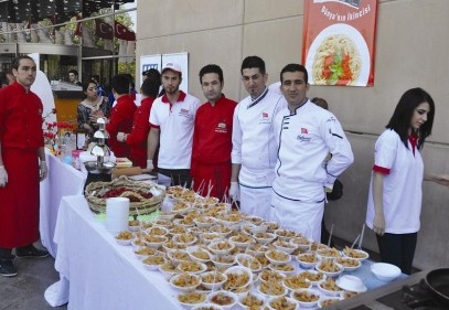 Oba, anneler için 1 ton makarna ikram etti