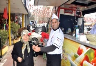 Oba, makarna ikram edip, çiçek dağıttı