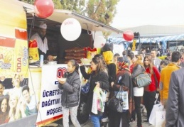 Oba Makarna yemek aracı fuar boyunca makarna dağıttı