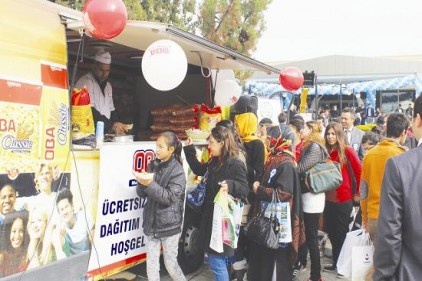 Oba Makarna yemek aracı fuar boyunca makarna dağıttı