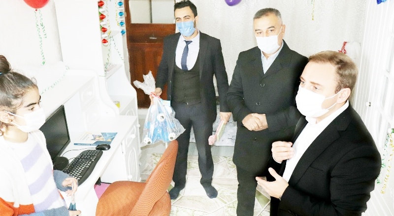 Oda takımı, bilgisayar, kitap ve çeşitli hediyeler verildi