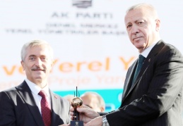 Ödülünü Cumhurbaşkanı verdi