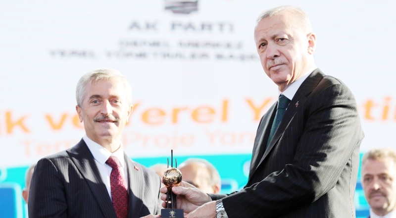 Ödülünü Cumhurbaşkanı verdi