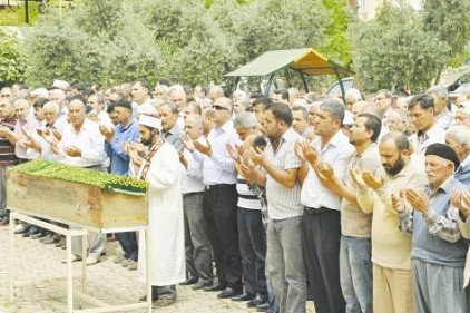 Oğlu tarafından öldürülen kadın toprağa verildi 