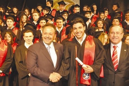 Oğluna diplomasını verdi