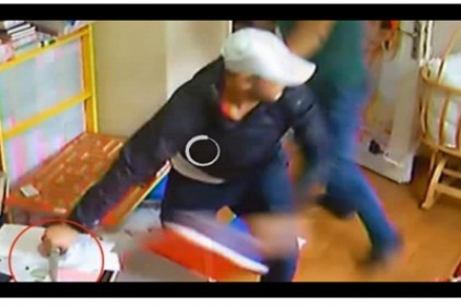 Oğlunu görmek için ekmek bıçağıyla kreşi bastı