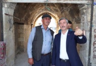Oğlunun heykelini görünce duygulandı
