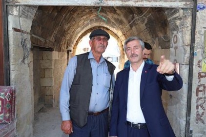 Oğlunun heykelini görünce duygulandı