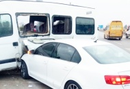 Öğrenci minibüsü ile otomobil çarpıştı, 19 yaralı var