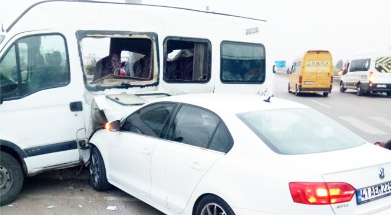 Öğrenci minibüsü ile otomobil çarpıştı, 19 yaralı var