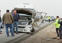 Öğrenci servisi ile tır çarpıştı: 4 yaralı