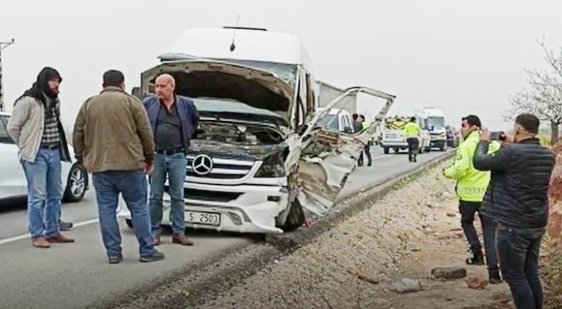 Öğrenci servisi ile tır çarpıştı: 4 yaralı