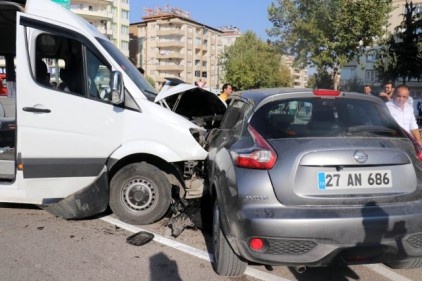 Öğrenci servisi kaza yaptı 