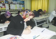 Öğrenci velileri, okudukları kitaptan sınava girdi