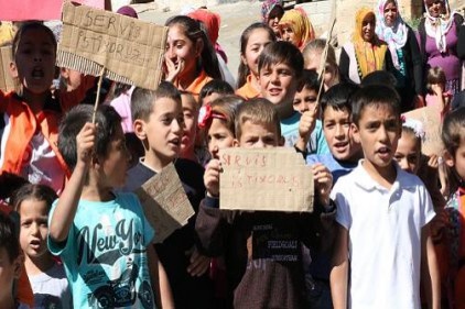 Öğrenciler 3 kilometre uzaklıktaki okula yürüyerek gidiyor