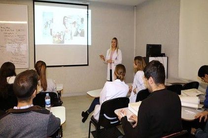 Öğrenciler, akademik kadro ve ders içerikleri hakkında bilgi aldı