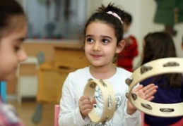 Öğrenciler anasınıflarında müzik eğitimi alıyor 