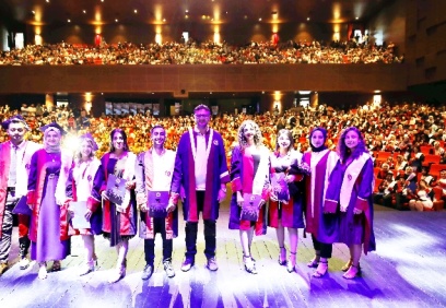 Öğrenciler, belgelerini aldı