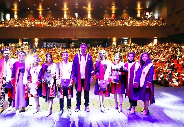 Öğrenciler, belgelerini aldı