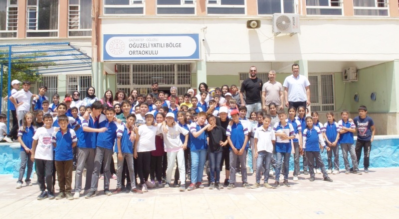 Öğrenciler, çocuklarla eğitsel oyunlar oynadı