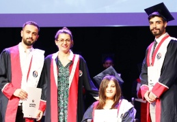 Öğrenciler, dört yıllık eğitimin ardından mezun