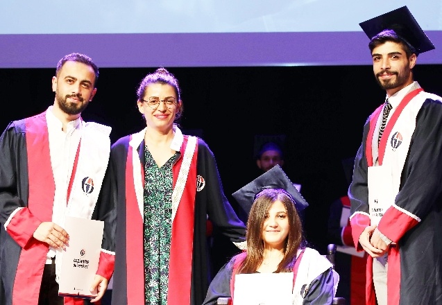 Öğrenciler, dört yıllık eğitimin ardından mezun