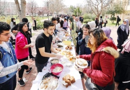 Öğrenciler, Fatma bebeğin tedavi parası için toplandı