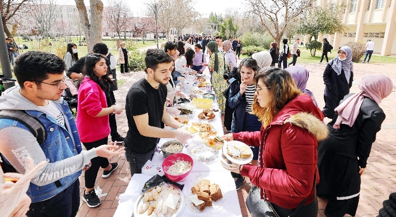 Öğrenciler, Fatma bebeğin tedavi parası için toplandı