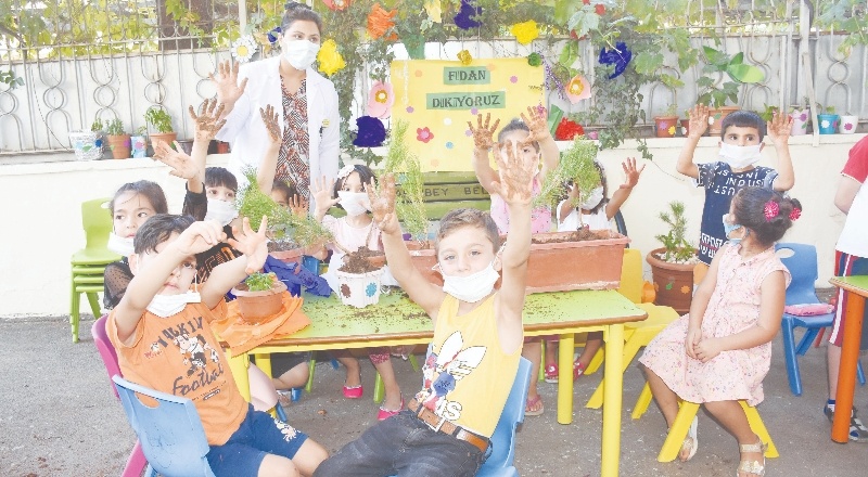 Öğrenciler, fidan dikip doğa fotoğrafı çizdi