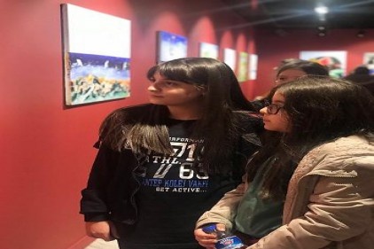 Öğrenciler, görme engelli ressamın sergisini gezerek, bilgi aldı.
