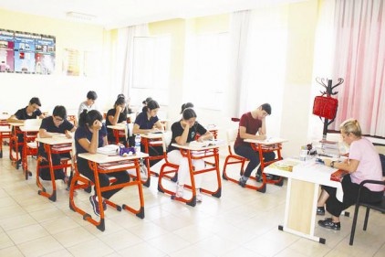 Öğrenciler günde 1 saat kitap okuyor