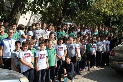 Öğrenciler harçlıklarını sokak hayvanları için biriktirdi 