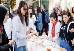Öğrenciler huzurevi sakinleri yararına kermes düzenledi