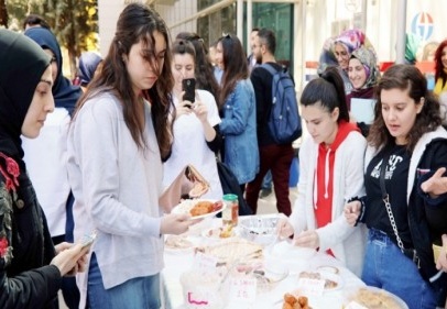Öğrenciler huzurevi sakinleri yararına kermes düzenledi